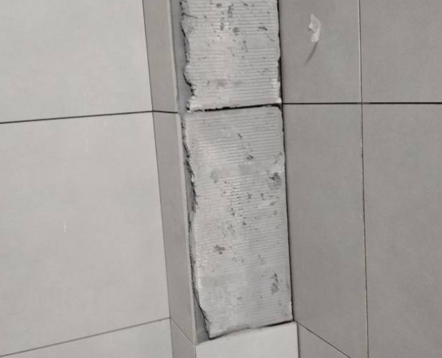 连云瓷砖空鼓维修公司分享下瓷砖施工前基层浇水润湿程度不足，可能导致以下问题
