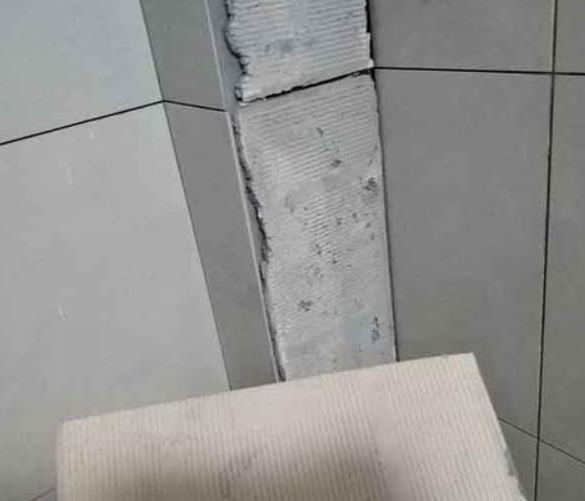连云瓷砖空鼓维修公司分享下厨房瓷砖脱落的补救措施。